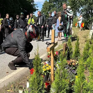 Marcel († 18) starb in dieser Kurver des Nincoper Deichs. Am Samstag nahmen rund 100 Motorradfahrer Abschied von ihm.