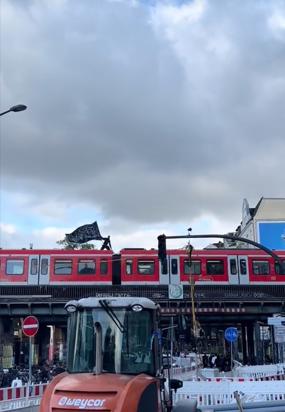 Auf einem Video ist zu sehen, wie der „Train Surfer“ auf einer S-Bahn an der Sternschanze mitfährt.