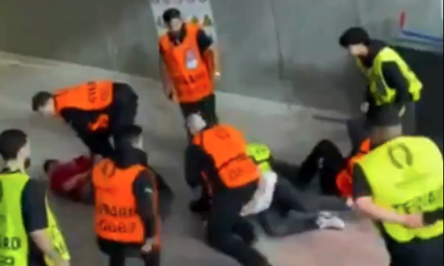Schlimme Szenen: Ein Zuschauer filmt die Situation, als ein Fan von mehreren Ordnern verprügelt und wird. Ein weiterer Fan liegt bereits fixiert am Boden.