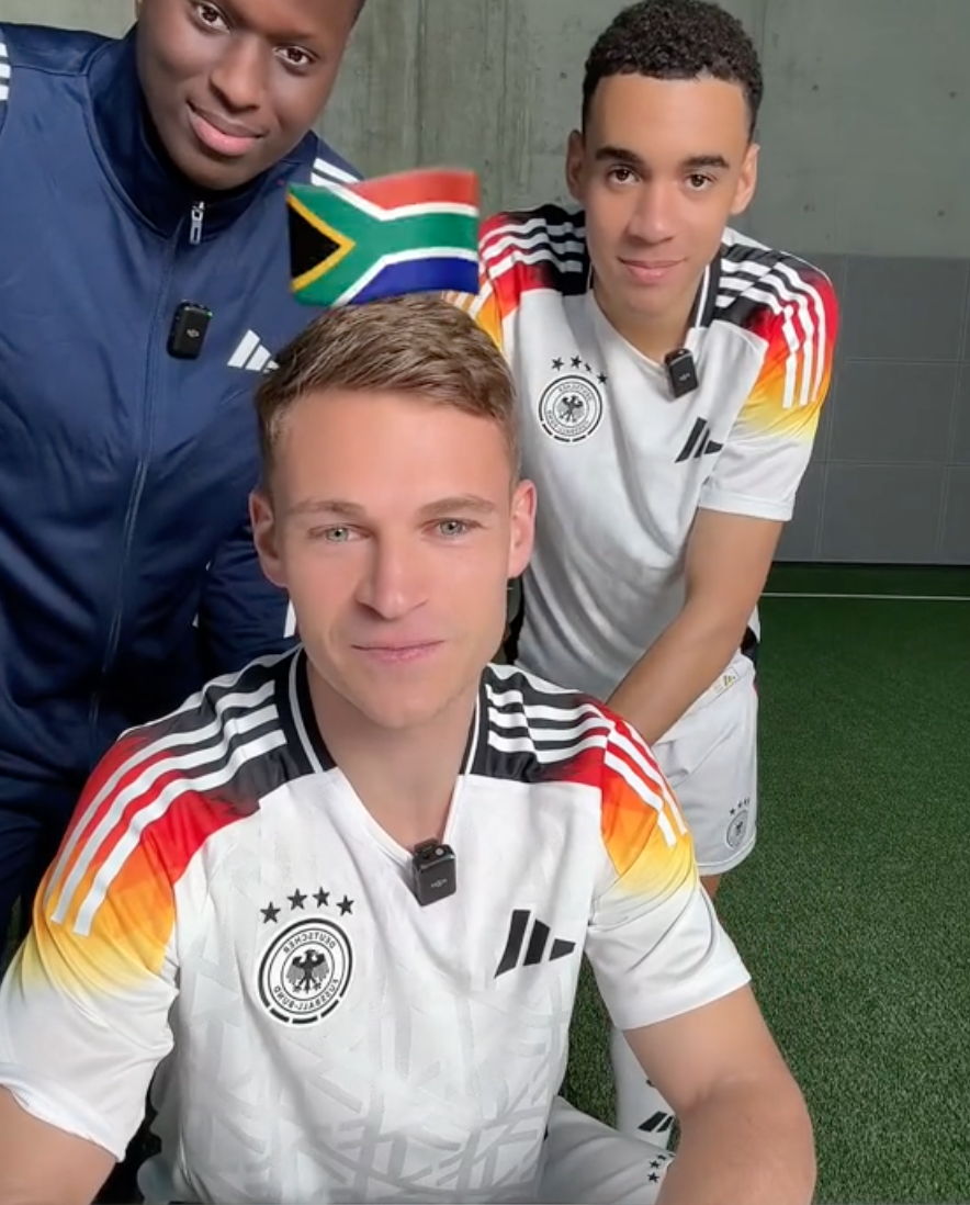 Joshua KImmich und Jamal Musiala beim Flaggenraten auf TikTok