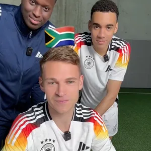 Joshua KImmich und Jamal Musiala beim Flaggenraten auf TikTok