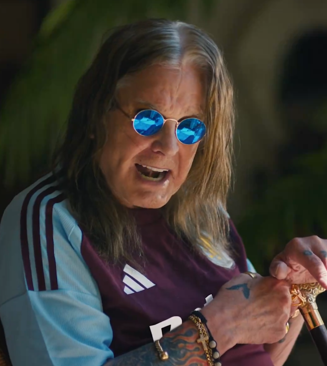 Ozzy Osbourne im Video-Clip von Aston Villa