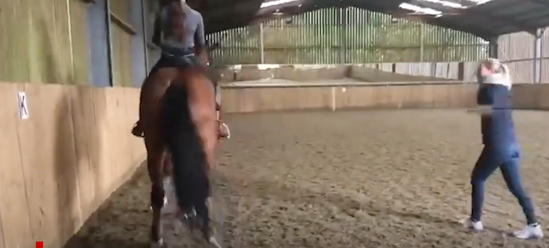 Screenshot aus einem Video: Charlotte Dujardin schlägt mit einer Peitsche auf ein Pferd ein