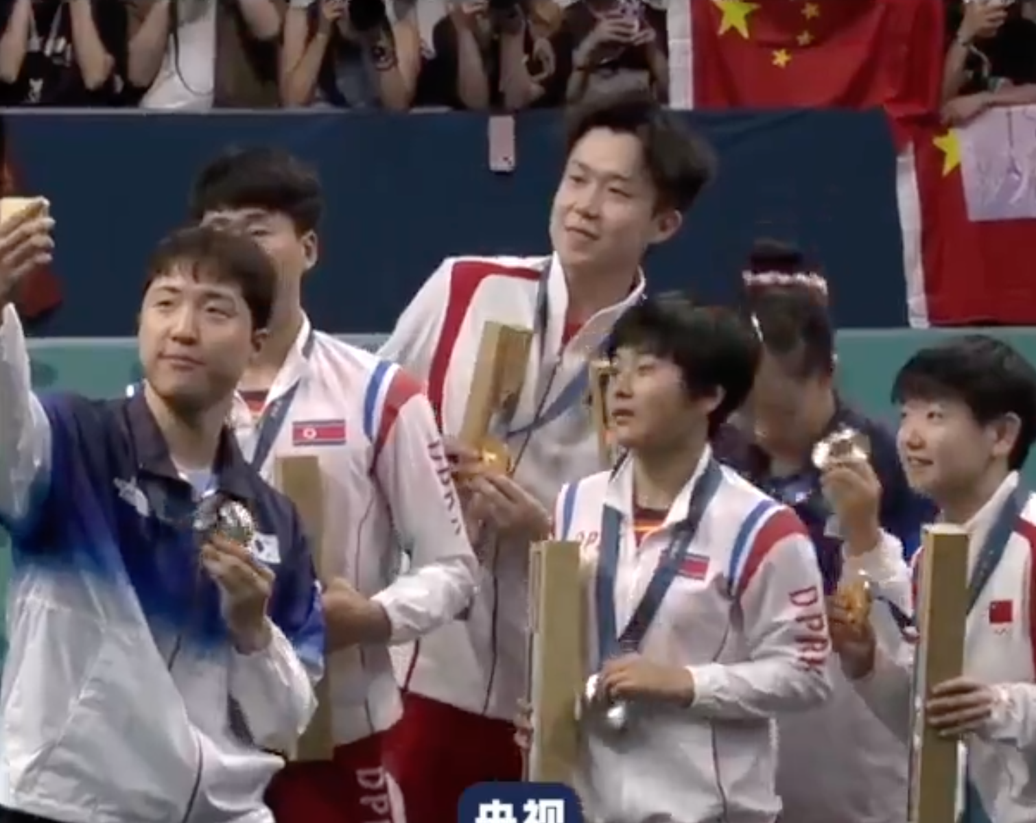 Tischtennisspieler aus China, Südkorea und Nordkorea machen ein Selfie