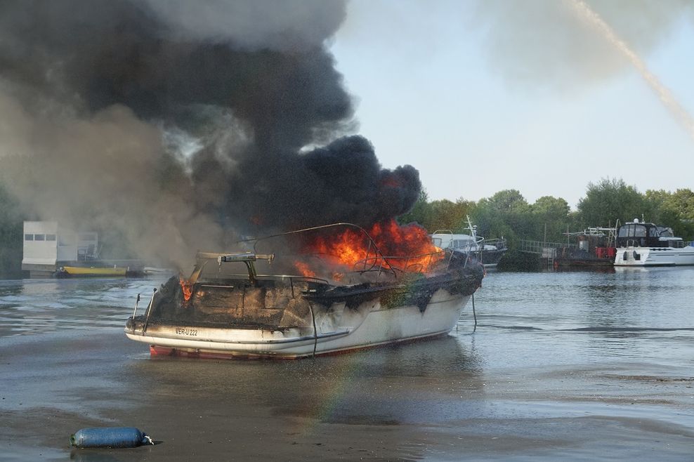 Grobrand im Yachthafen in Mehrbergen – mehrere Boote wurden Raub der Flammen