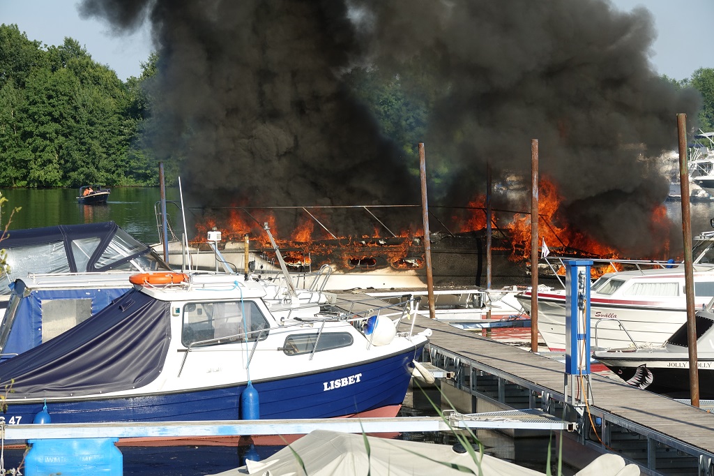 Großbrand in Yachthafen Marina Mehrgen – mehrere Boote in Flammen