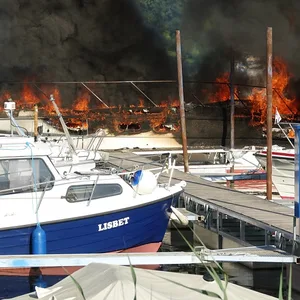Großbrand in Yachthafen Marina Mehrgen – mehrere Boote in Flammen
