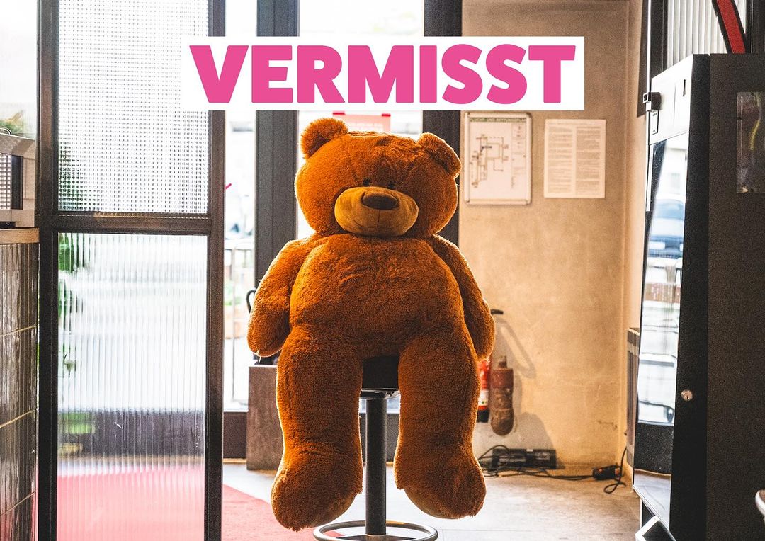 Der 1,20 Meter große Teddy ist aus Tim Mälzers „Bullerei“ verschwunden.