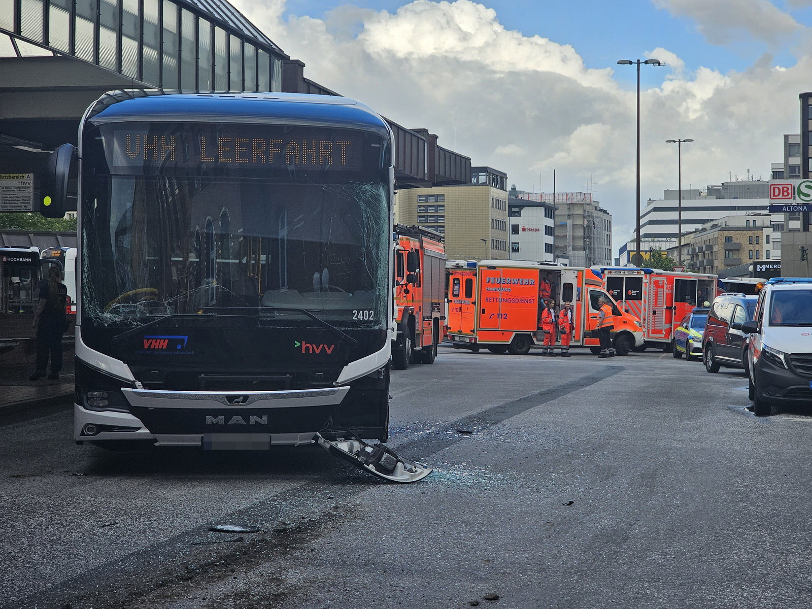 Bei einem Zusammenstoß zweier Busse am Bahnhof Altona wurden am Montagabend vier Menschen verletzt.