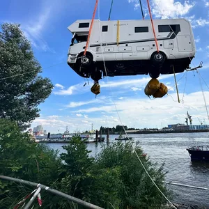 Schweizer ehepaar versenkt teures Wohnmobil beim Rangieren am Fischmarkt in der Elbe – Aufwendiger Bergung