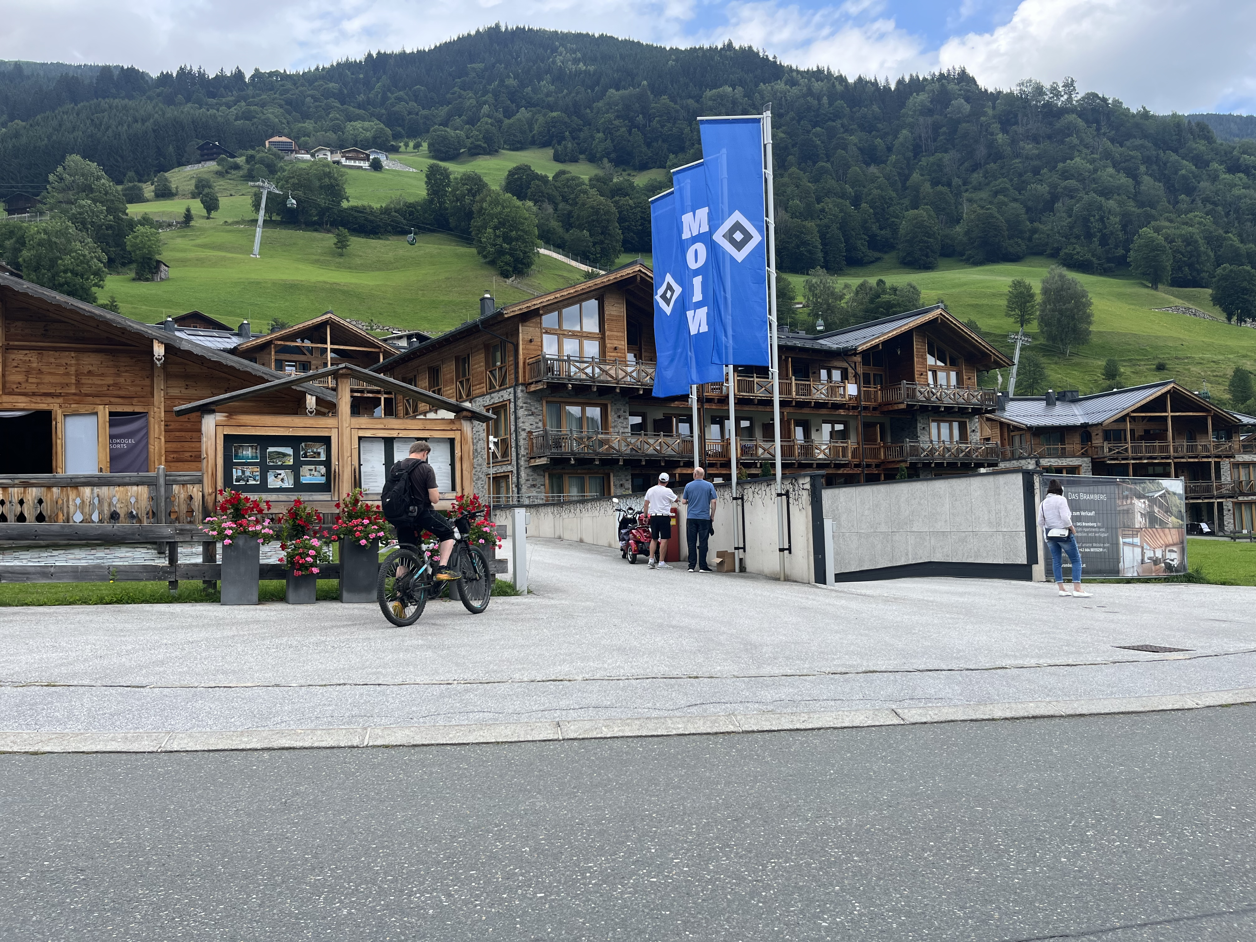 Die ersten interessierten HSV-Fans waren am Mittag bereits vorm Hotel „Das Bramberg“