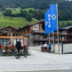 Die ersten interessierten HSV-Fans waren am Mittag bereits vorm Hotel „Das Bramberg“