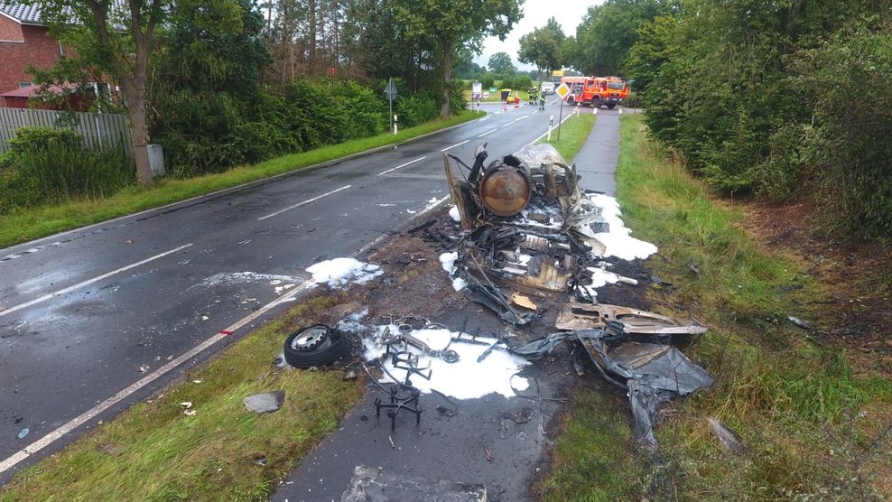 Feuer-Inferno im Norden: Kleintransporter explodiert