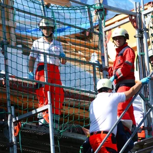 Bauarbeiter in bergedorf von Dach gestürzt – schwierige Rettung