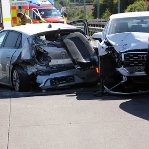 Ölverschutzung führt zu Stau auf A1, dann kracht Auto in Stauende – mehrere Verletzte