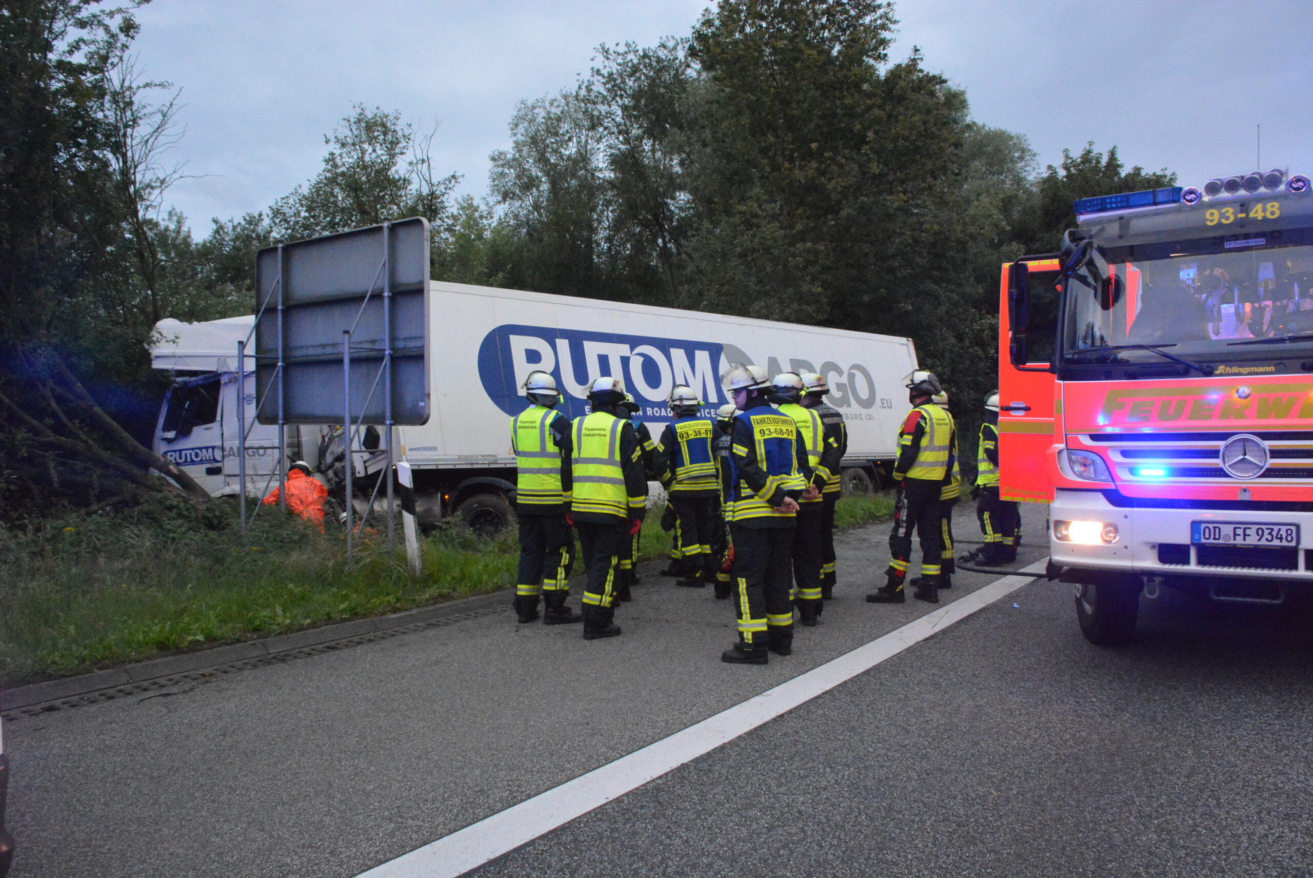 Auf Hamburger Autobahn – Lkw-Fahrer verliert Kontrolle über Lastzug und fährt gegen Baum – A24 gesperrt
