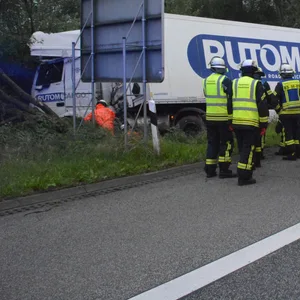Auf Hamburger Autobahn – Lkw-Fahrer verliert Kontrolle über Lastzug und fährt gegen Baum – A24 gesperrt