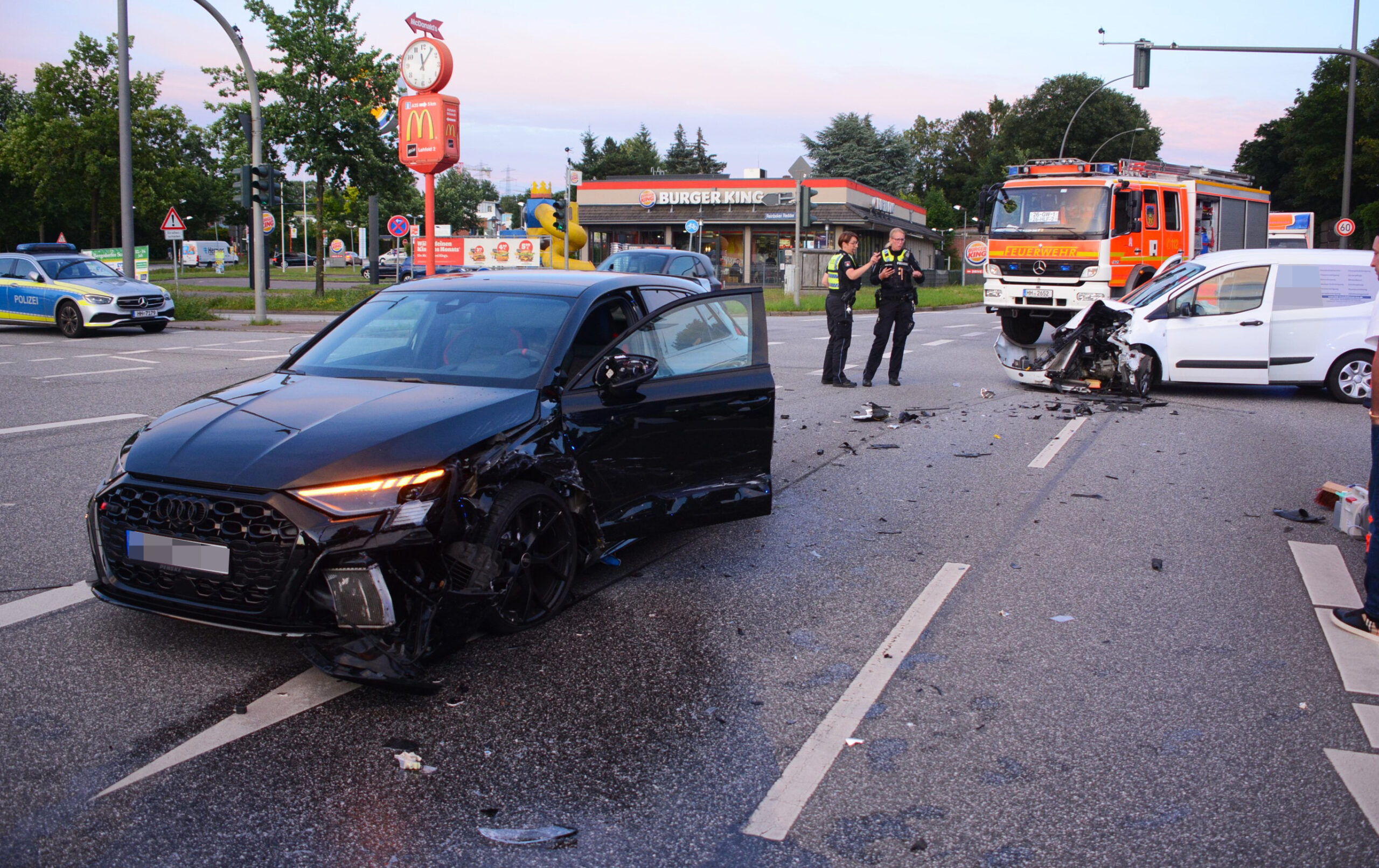 Bei dem Unfall auf der B5 wurden zwei Menschen verletzt.