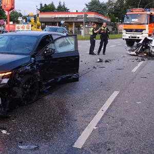 Bei dem Unfall auf der B5 wurden zwei Menschen verletzt.
