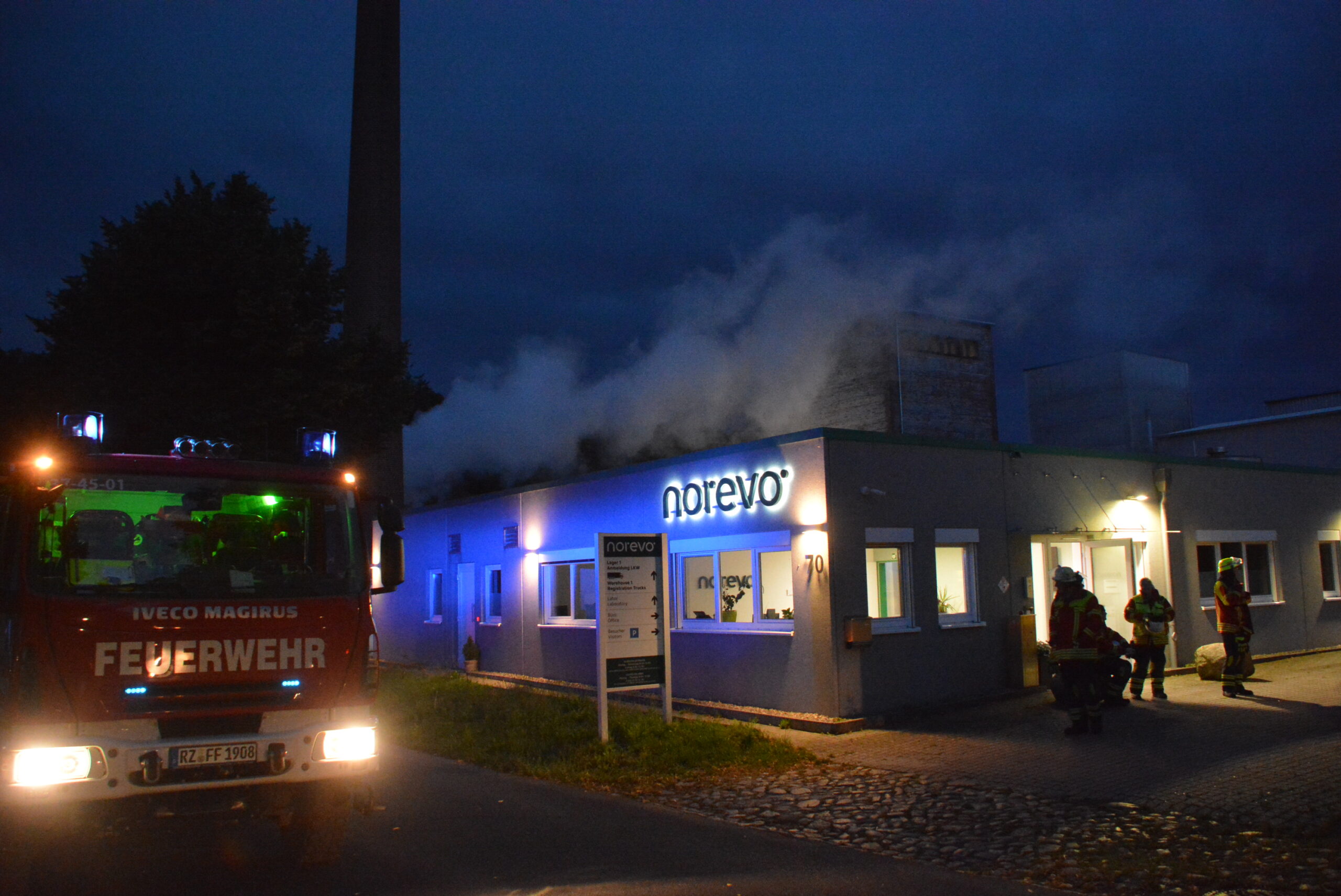 Über die Lagerhalle zieht eine große Wolke.