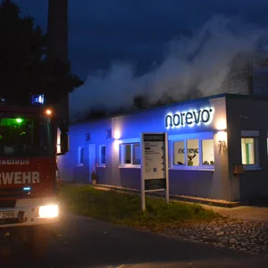 Über die Lagerhalle zieht eine große Wolke.