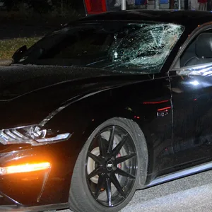 FRau auf straße gelaufen und von Mustang erfasst – tot