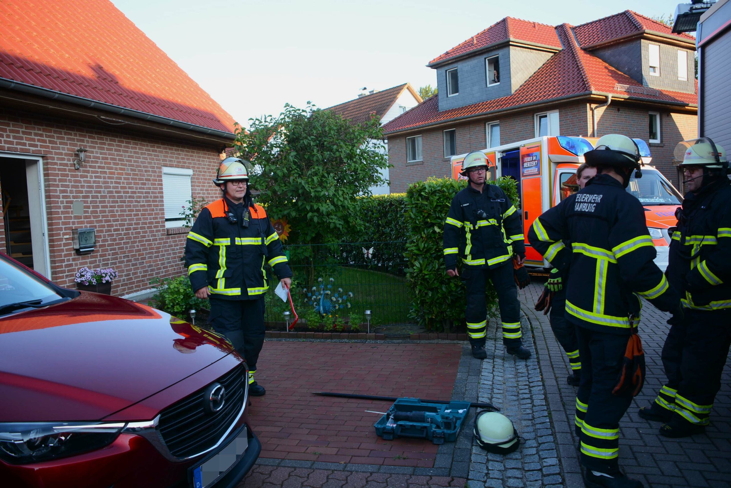 Mann will Dachboden aufräumen, verliert den Halt und stürtzt. Feuerwehr befreit den zwischen Dachbalken eingeklemmten Mann