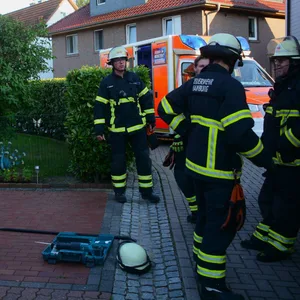 Mann will Dachboden aufräumen, verliert den Halt und stürtzt. Feuerwehr befreit den zwischen Dachbalken eingeklemmten Mann