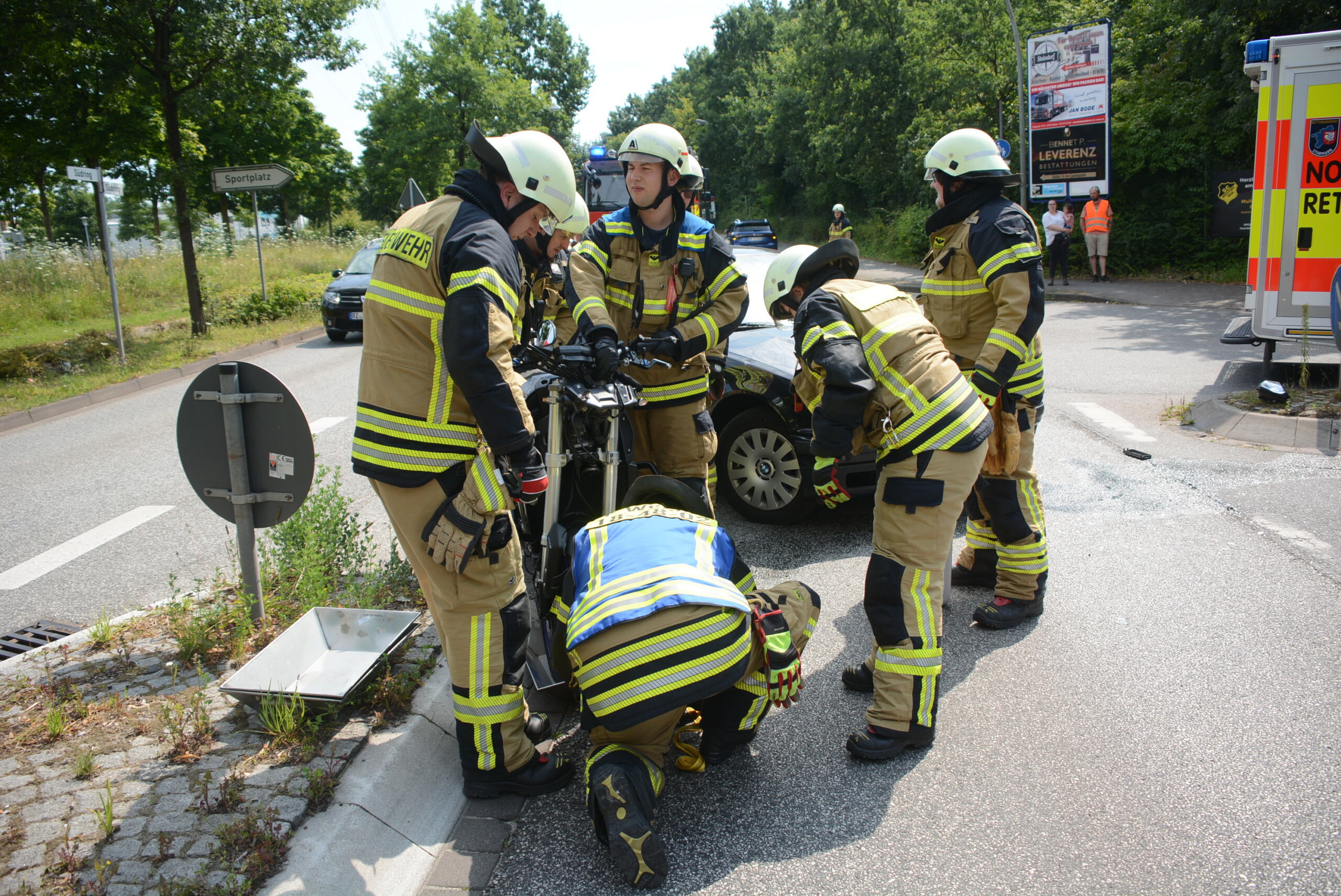 BMW-Fahrer übersieht Motorradfahrer – ein Schwerverletzter in Wentorf