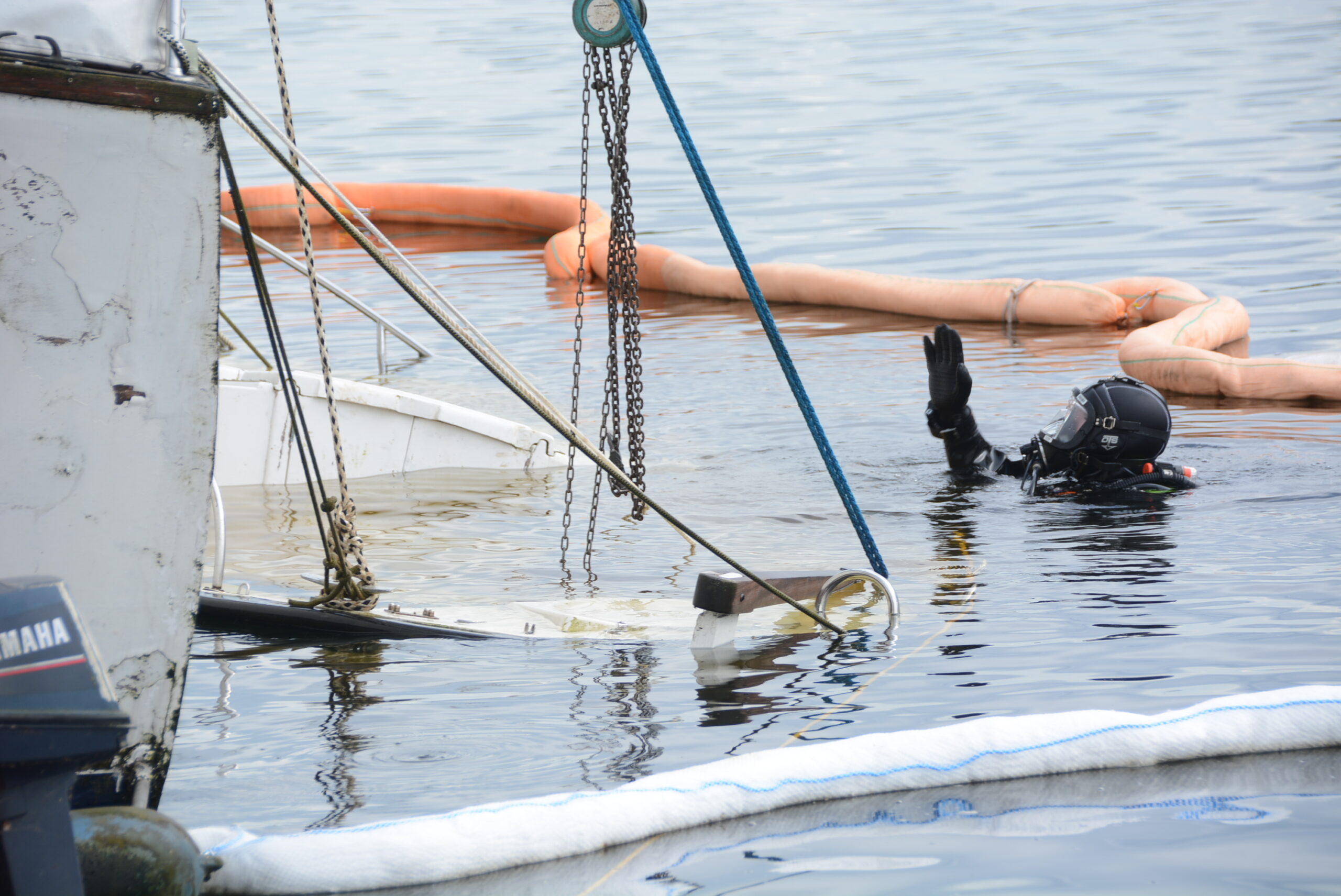 Das Segelboot war komplett versunken, Taucher waren im Einsatz.