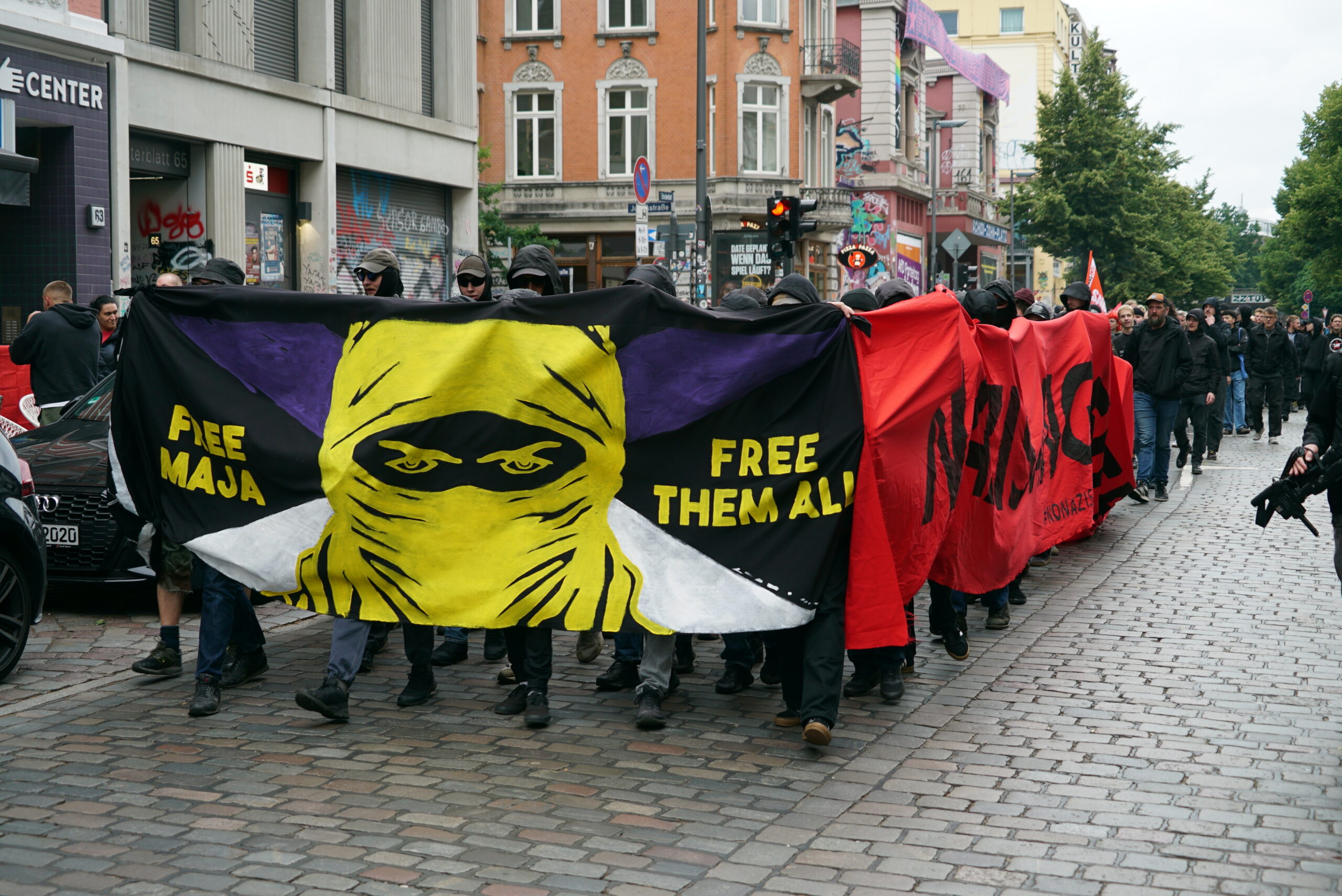 600 demonstranten ziehen durch St. Pauli – sie fordern „free Maja"