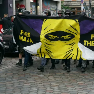 600 demonstranten ziehen durch St. Pauli – sie fordern „free Maja"