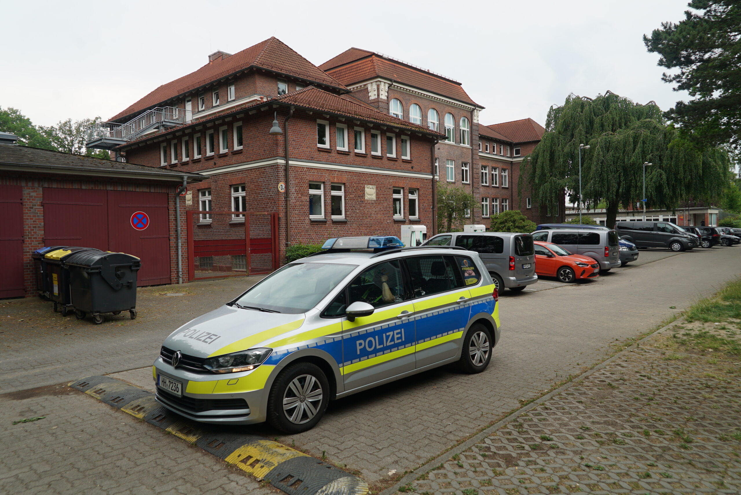 Ein Streifenwagen der Polizei steht vor der Unterkunft an der Feuerbergstraße in Alsterdorf.