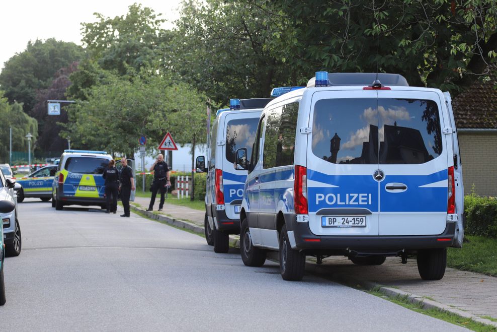 Die Polizei ist mit einem Großaufgebot in der Jahnstraße in Elmshorn.