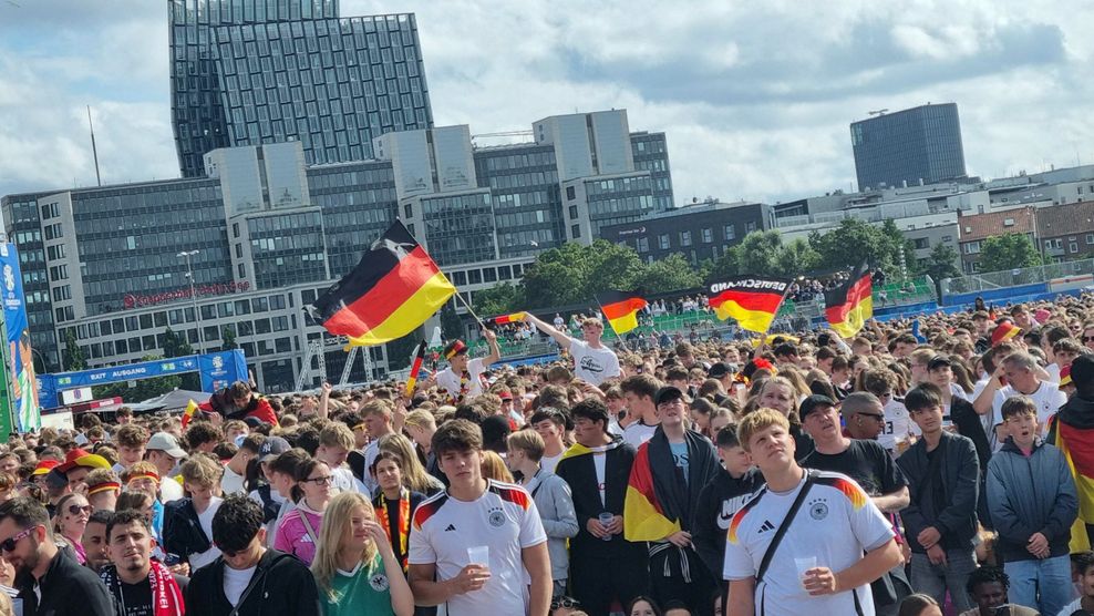 Deutschland gegen Spanien: Gute Stimmung und Bengalos auf Hamburger Fan-Fest