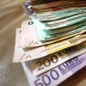 Sportlehrer verliert in Lübeck Tasche mit mehr als 15.000 Euro – ehrlicher Finder gibt sie bei Polizei ab