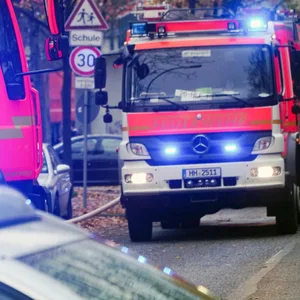 Wohnungsbrand in Hummelsbüttel: Feuerwehrmann verletzt in Klinik – Polizei ermittelt Brandursache