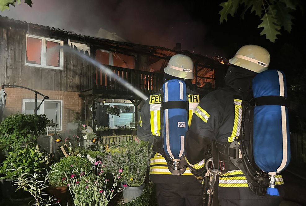 Großeinsatz mitten in der Nacht: Mehrfamilienhaus brennt lichterloh