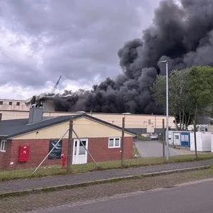 Eine riesige schwarze Rauchsäule steht über dem Gelände der Lürssen-Kröger-Werft in Schacht Audorf bei Rendsburg.