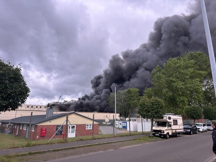 Eine riesige schwarze Rauchsäule steht über dem Gelände der Lürssen-Kröger-Werft in Schacht Audorf bei Rendsburg.