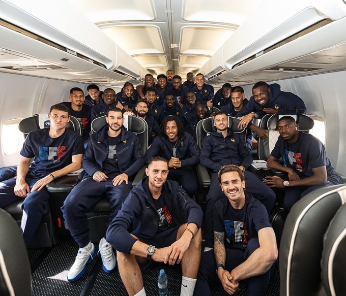 Frankreichs Nationalteam im Flugzeug