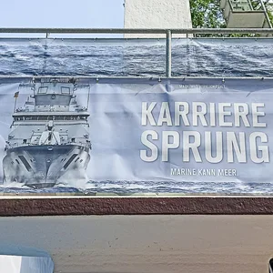 Noch bis zum 8. August soll das Werbebanner der Bundeswehr den Zehn-Meter-Turm des Kaifu-Bads zieren.