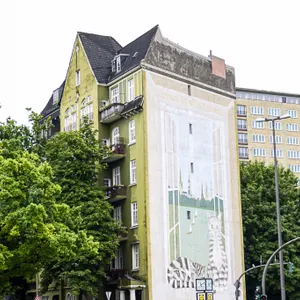 Dass am „Katzenhaus" der Putz bröckelt, ist bereits von Weitem zu sehen.