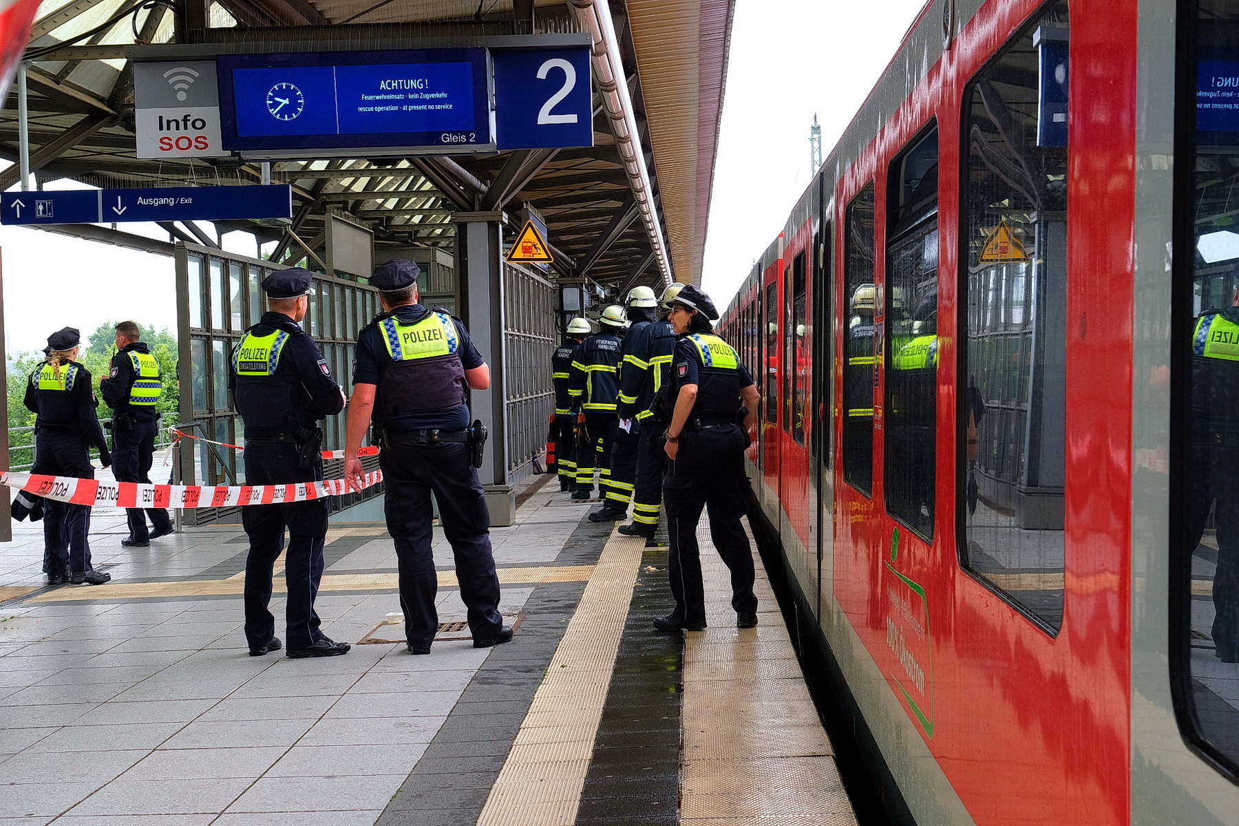 Am S-Bahnhof Allermöhe ist eine Frau ins Gleis gestürzt und von einem Zug erfasst worden.