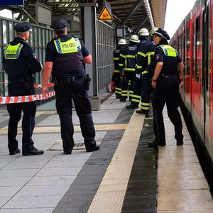 Am S-Bahnhof Allermöhe ist eine Frau ins Gleis gestürzt und von einem Zug erfasst worden.