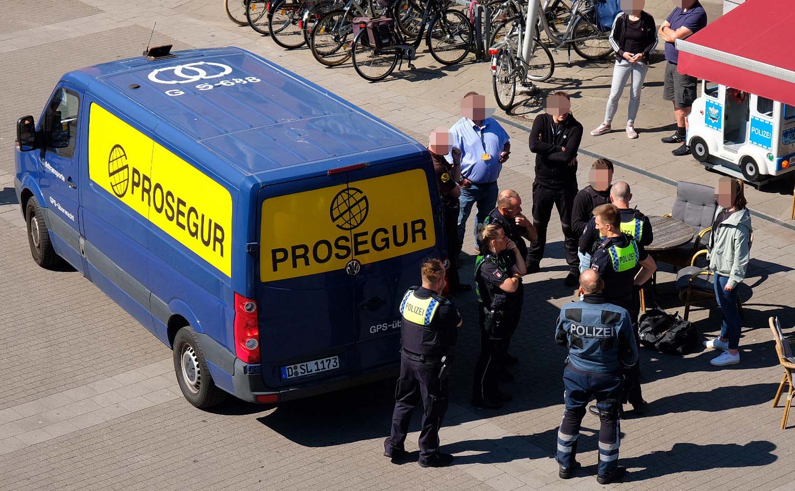 Raub auf geldboten in Neuallermöhe. Täter stürtzt auf der Flucht und verliert die Beute