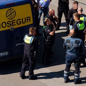 Raub auf geldboten in Neuallermöhe. Täter stürtzt auf der Flucht und verliert die Beute