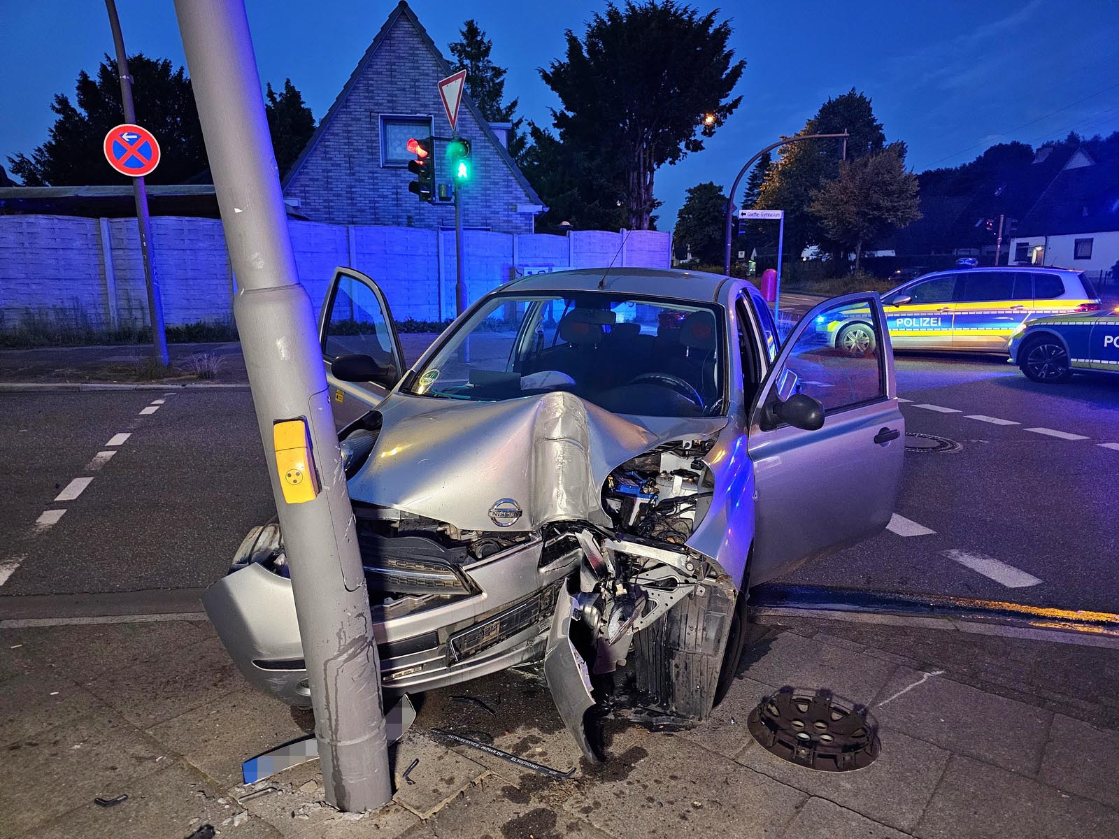 Silbernes Autowrack an einem Ampelmast