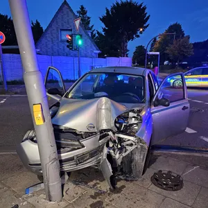Silbernes Autowrack an einem Ampelmast