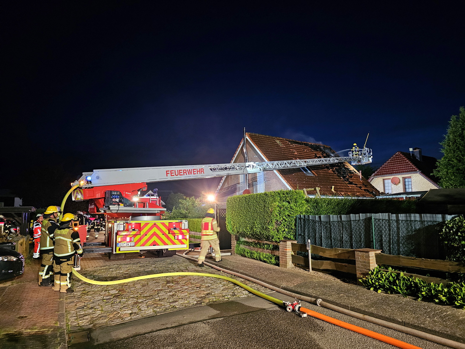 Die Einsatzkräfte entfernten Teile des Daches, um das Feuer löschen zu können.